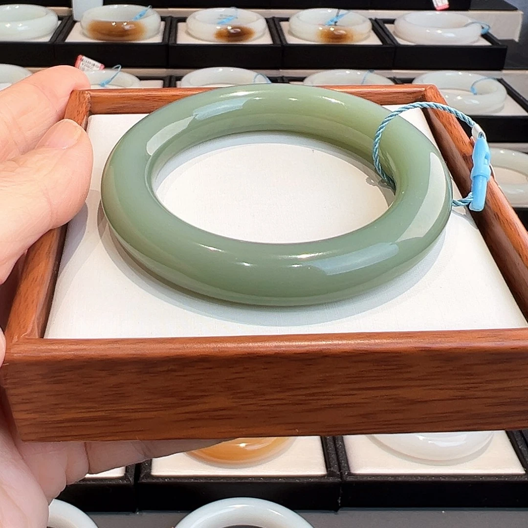 和田玉未镶嵌手镯