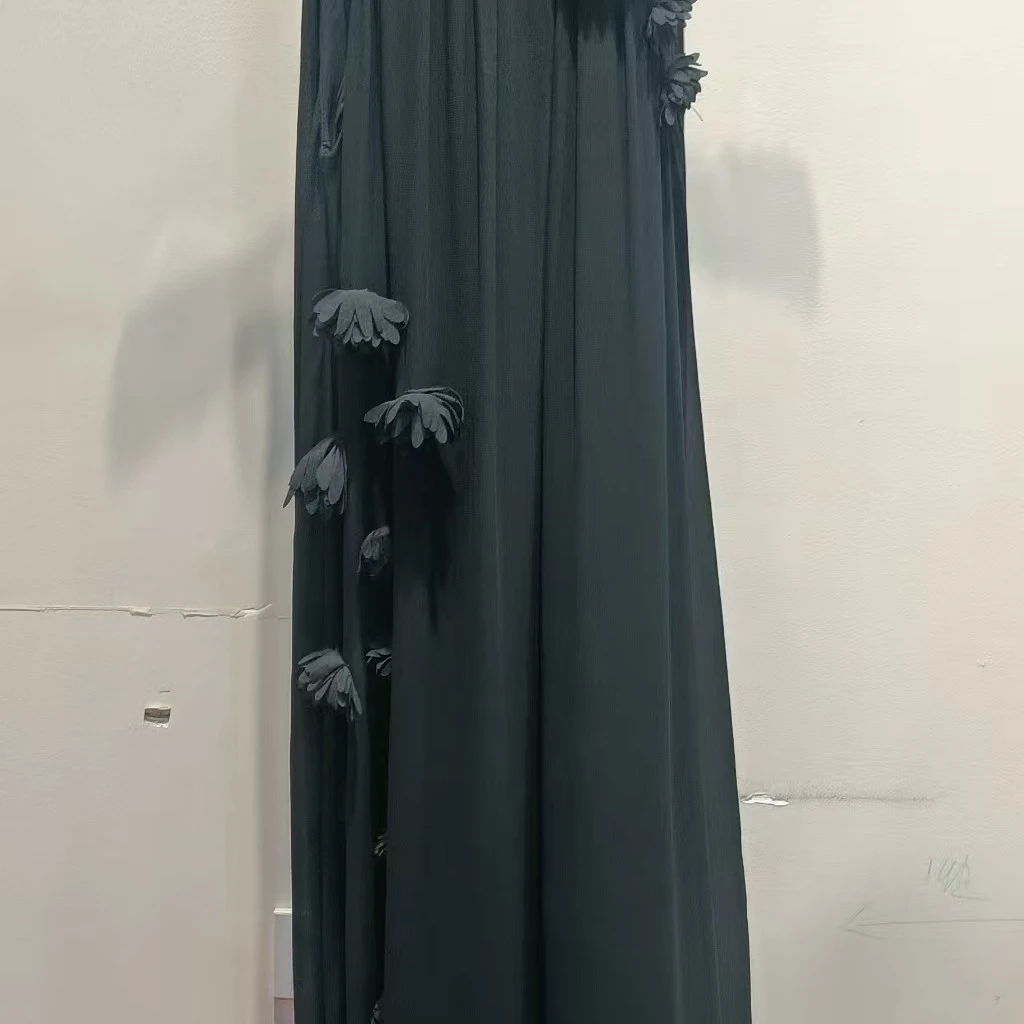 设计感立体花朵挂脖连衣裙女2025夏季气质宽松无袖露肩大摆长裙
