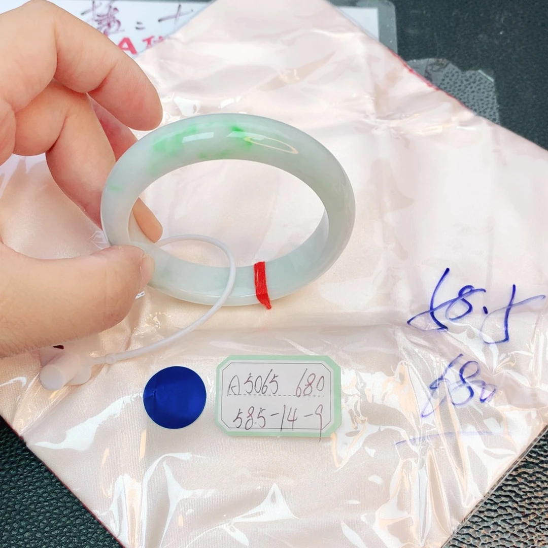 翡翠手镯未镶嵌缅甸翡翠