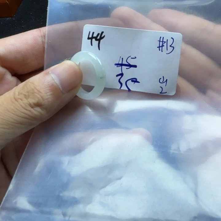 颈饰未镶嵌翡翠戒指