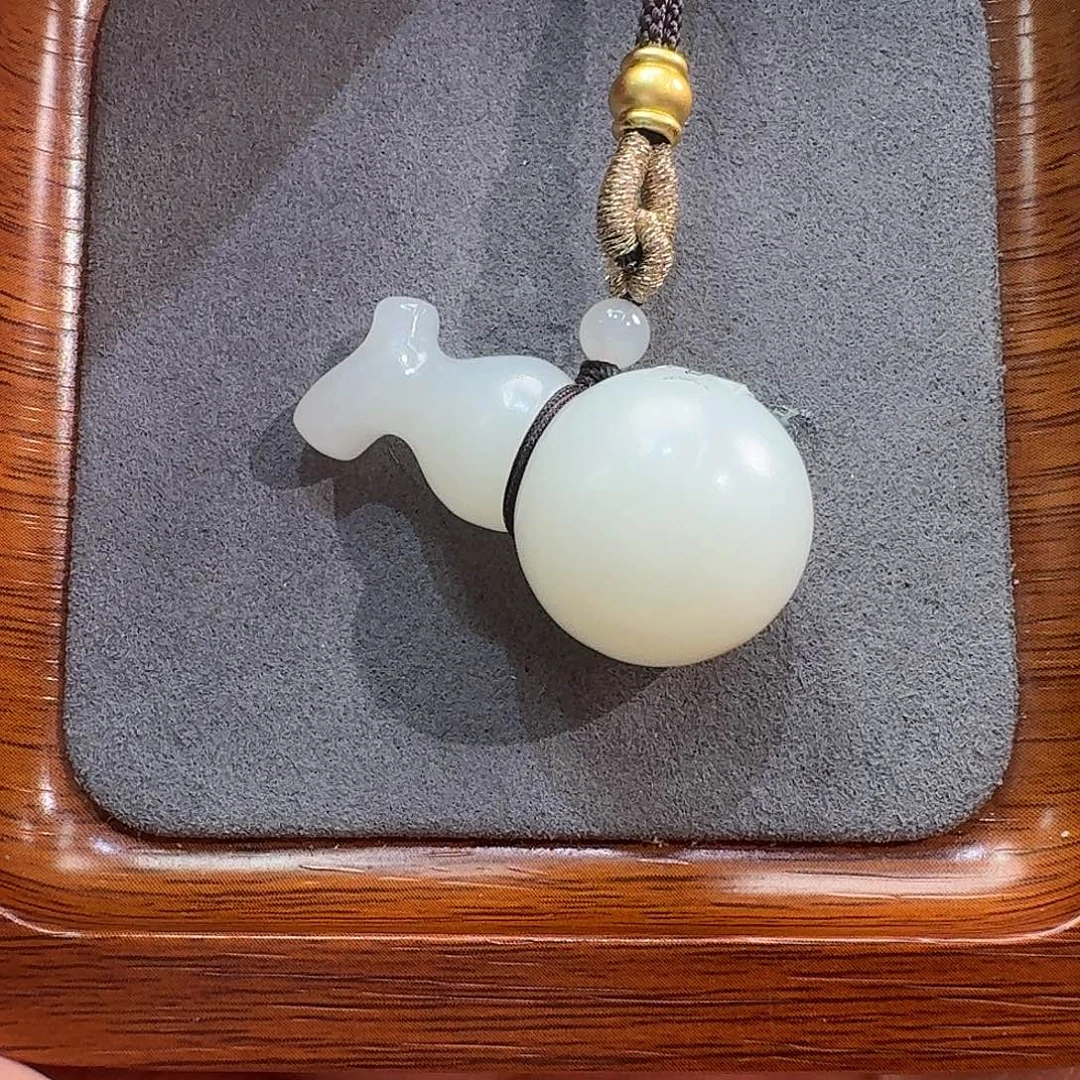 和田玉未镶嵌颈饰葫芦