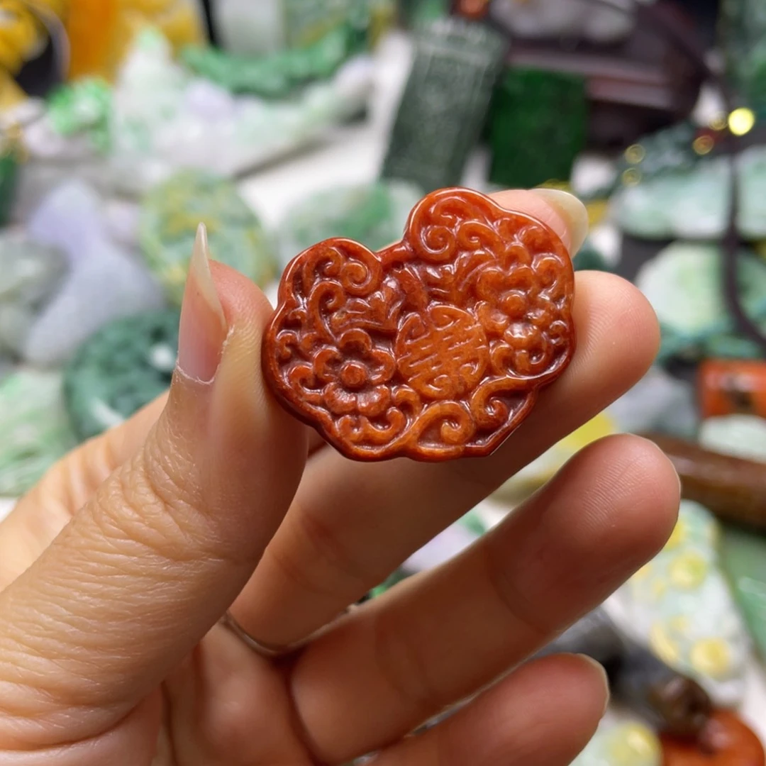 翡翠颈饰未镶嵌至**人牌子