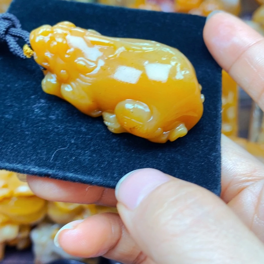 未镶嵌石英质玉（黄龙玉）颈饰