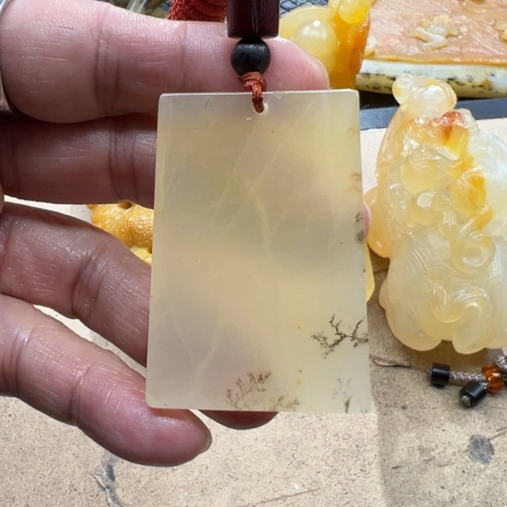 石英质玉（黄龙玉）颈饰未镶嵌