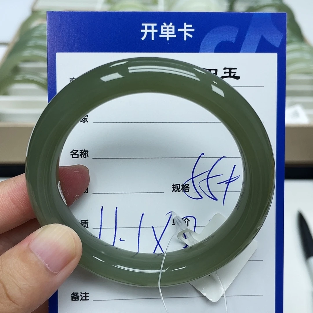 柠***草未镶嵌手镯和田玉