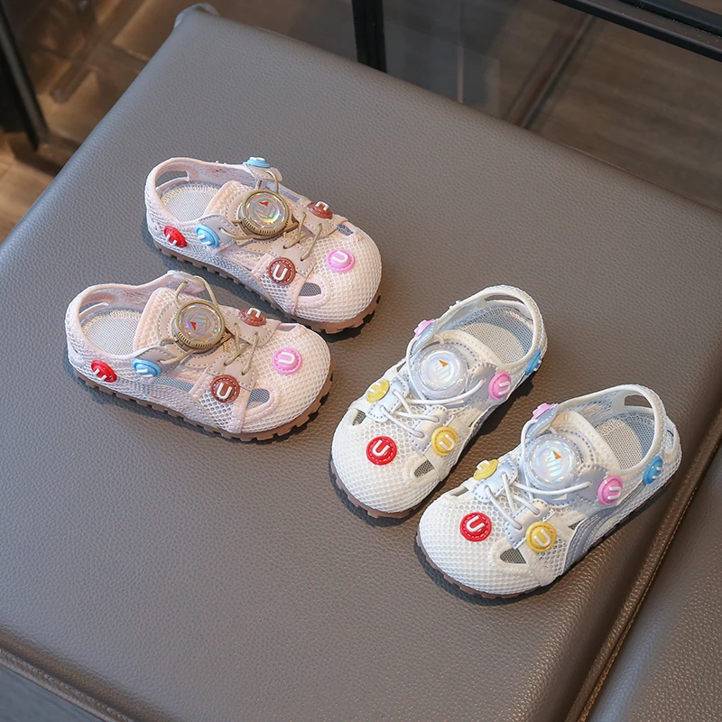 儿童运动凉鞋2025夏季新款女童网面透气休闲鞋男童旋转纽扣镂空鞋