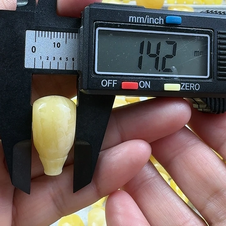 惠***蜜蜡未镶嵌裸石18杂