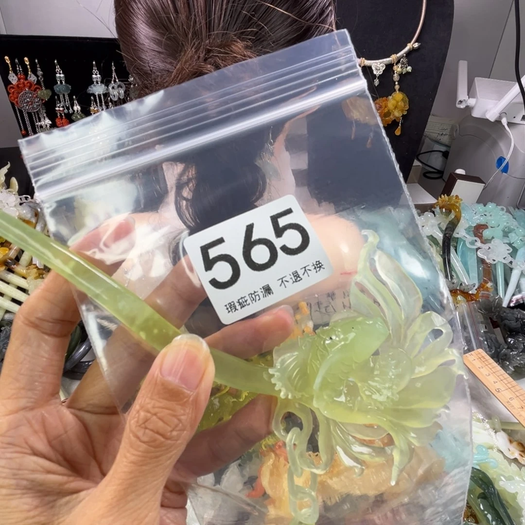 未镶嵌岫玉发饰于***界