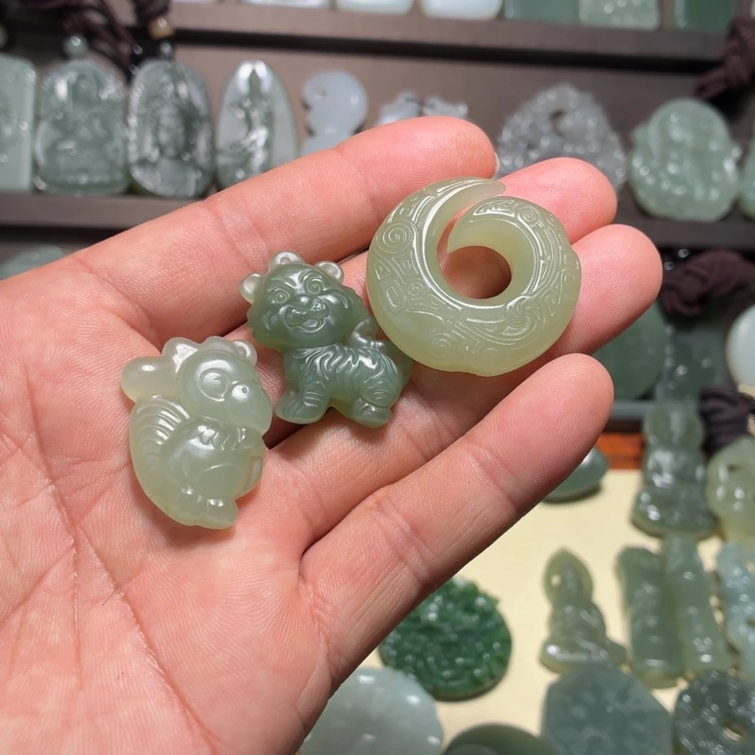 昵***置和田玉未镶嵌颈饰