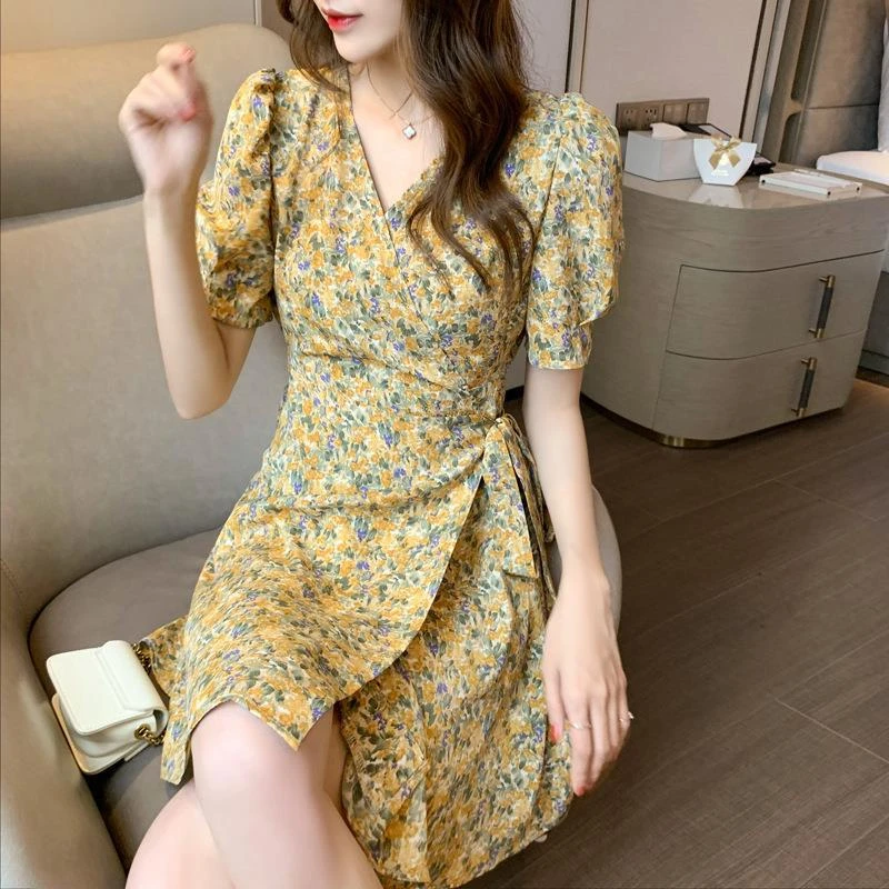 2025夏季新款超仙森系收腰显瘦V领碎花一片式大摆短袖连衣裙女ins
