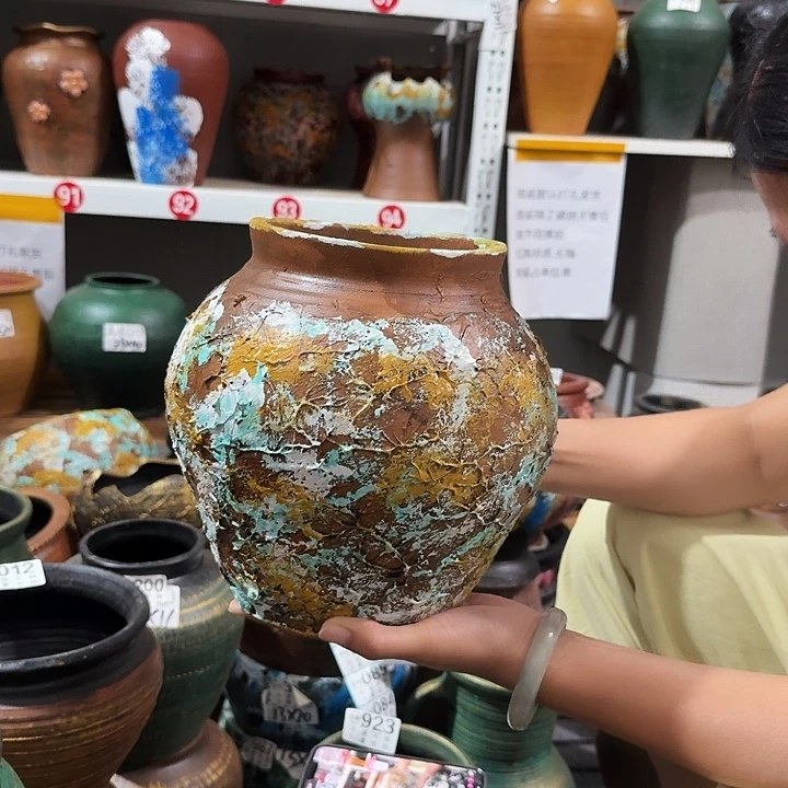 93纹路彩绘坛子有孔