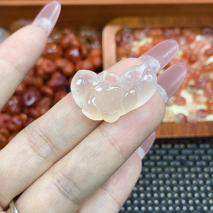 南红玛瑙未镶嵌颈饰荷花