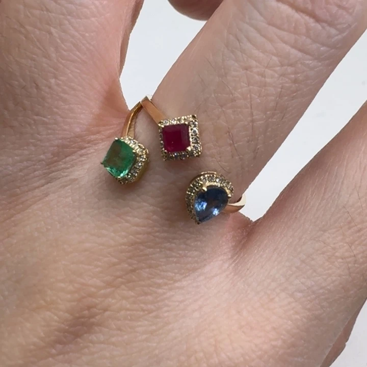 18K金镶嵌祖母绿戒指