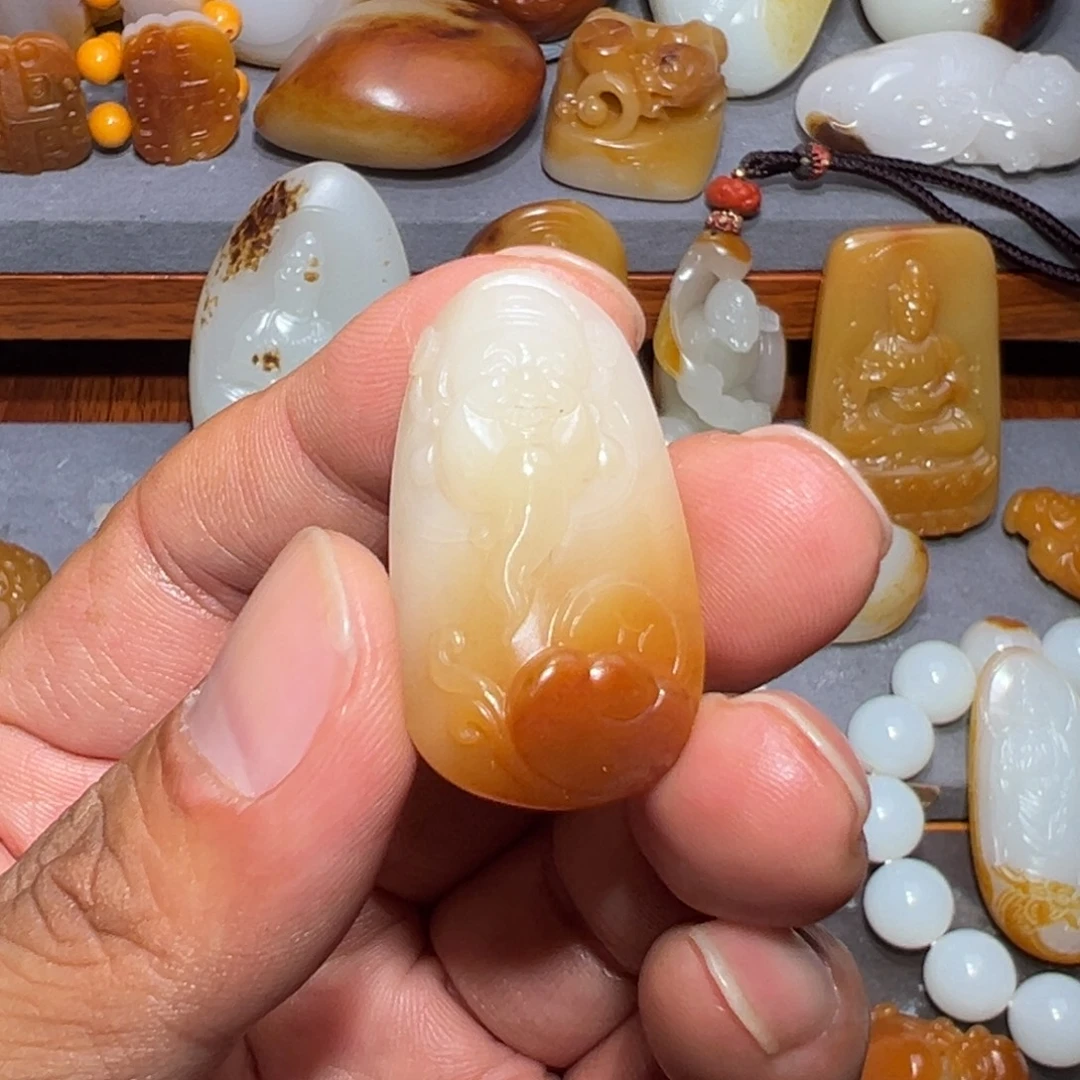 王***斌颈饰未镶嵌和田玉
