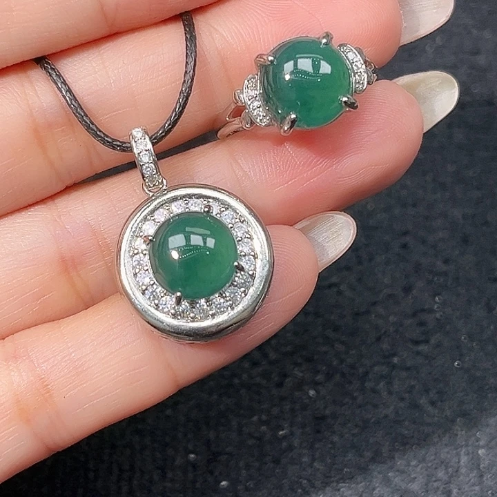 翡翠未镶嵌颈饰二件套