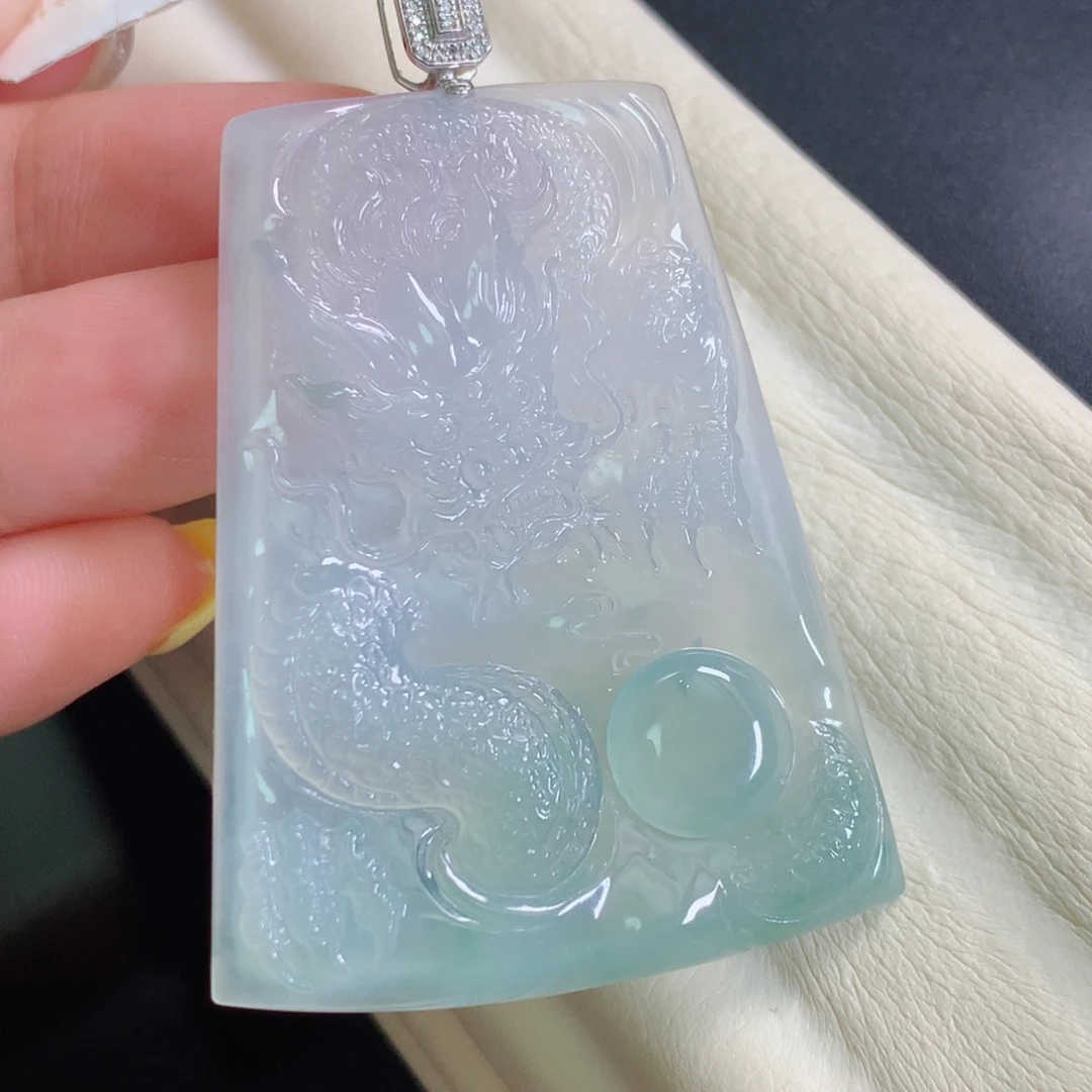 翡翠18K金镶嵌颈饰龙牌