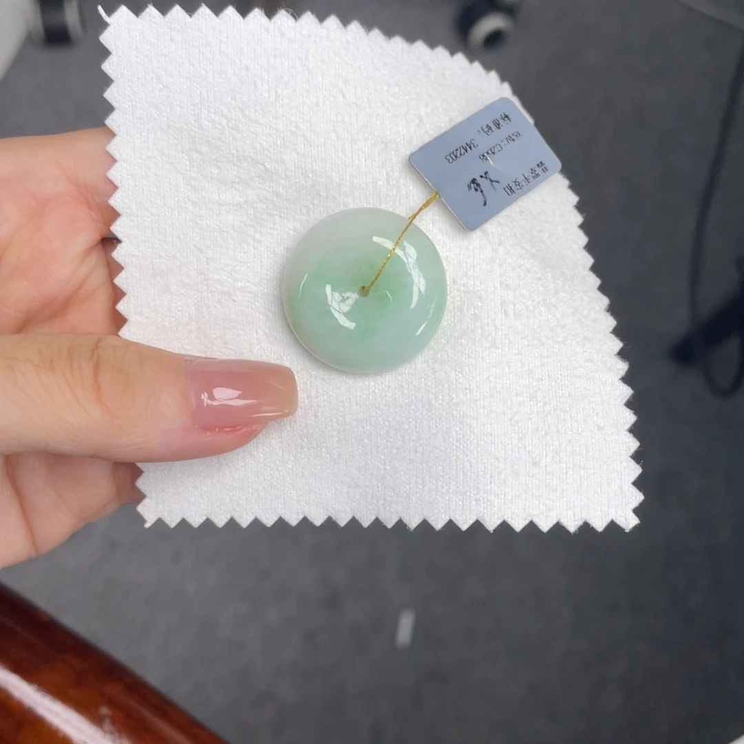 翡翠未镶嵌颈饰平安扣