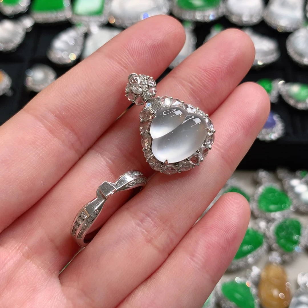 颈饰18K金镶嵌翡翠戒指吊坠两用