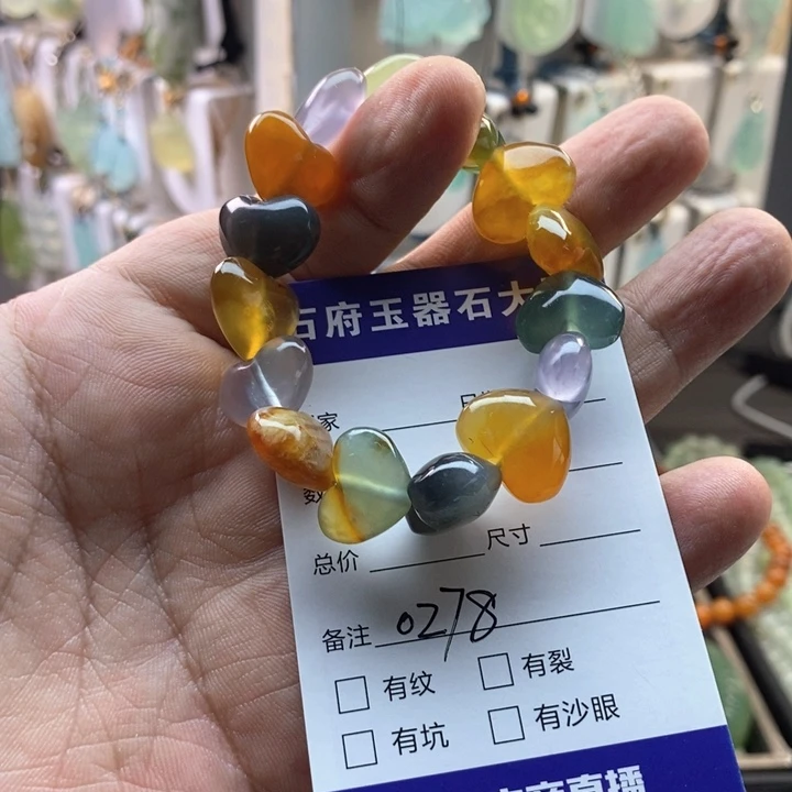 柴***儿未镶嵌蛇纹石玉颈饰