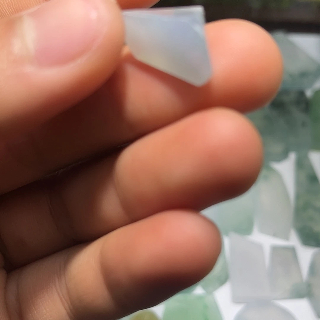 翡翠未镶嵌颈饰hbn