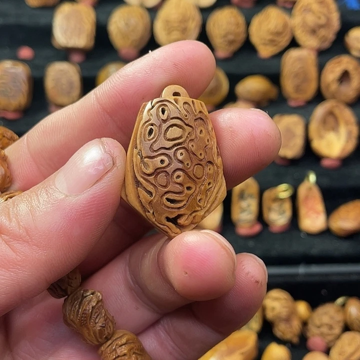 简***单纯手工制作桃核护盾