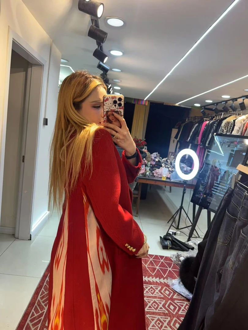 红色 yipak atlas 大衣