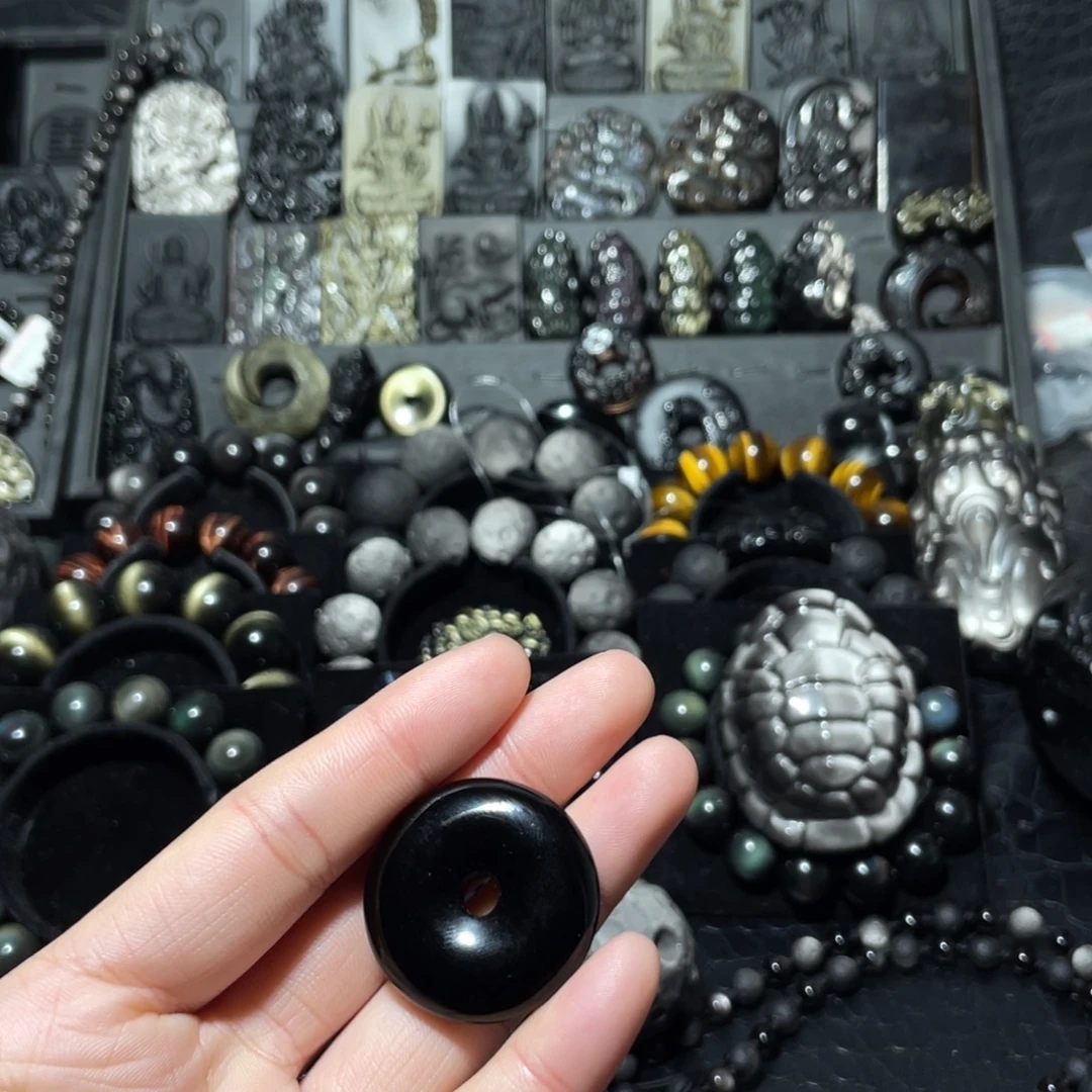 淡****黑曜岩未镶嵌珠宝奇石