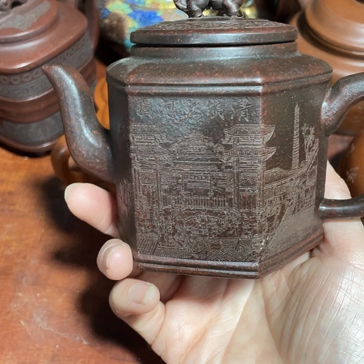 紫砂茶壶原矿泥料，手工制作的一把紫砂壶。