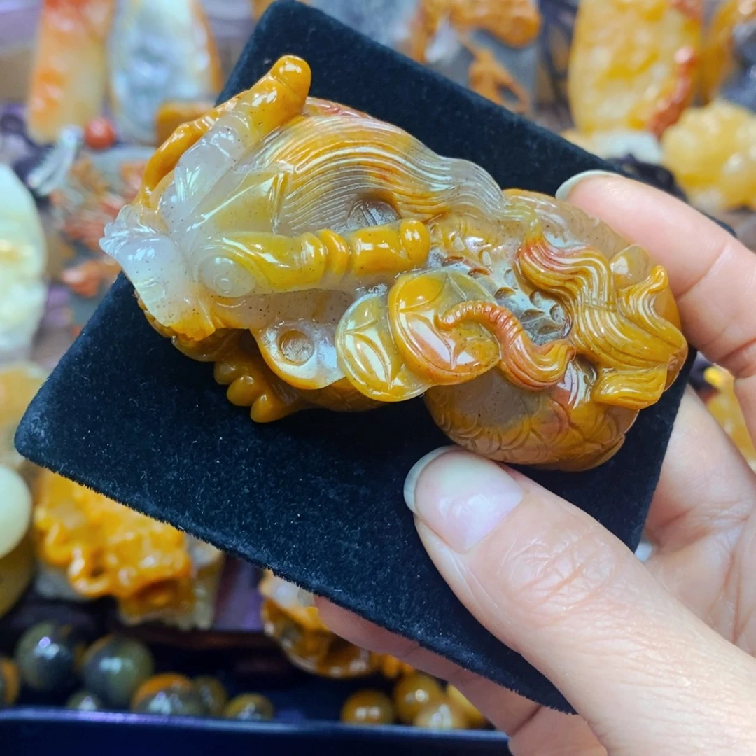 未镶嵌石英质玉（黄龙玉）颈饰