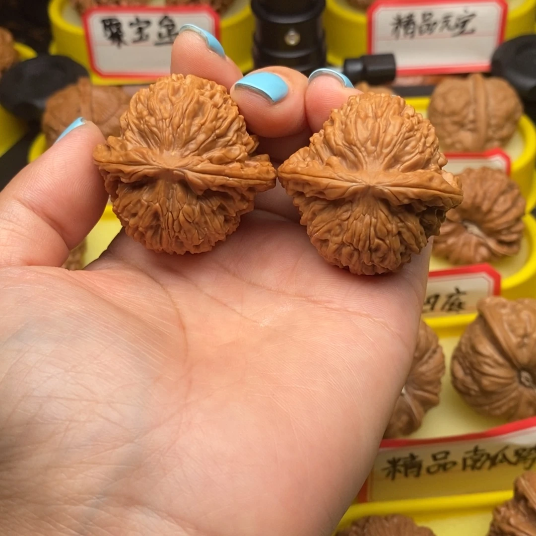 .***e文玩核桃吊坠球疆