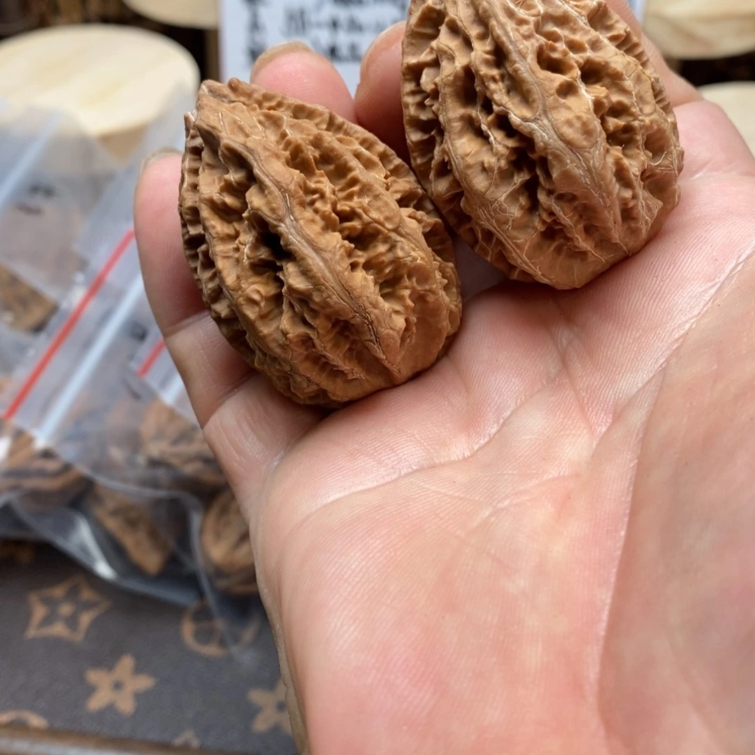 文玩核桃吊坠楸核尖商骄家14号