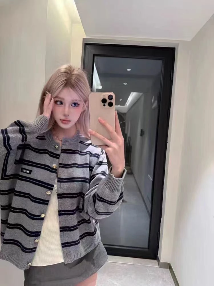 灰色条纹复古毛衣外套女新款春秋美式慵懒学院风针织开衫上衣