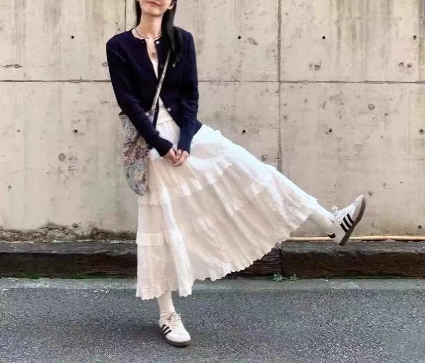 大码女装藏青色韩版网蓝色小麻花针织衫+白色吊带+白色花边半身裙