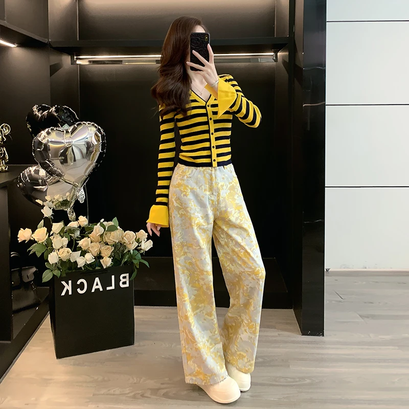 网红洋气炸街时尚套装秋冬韩系减龄黄色条纹针织衫显瘦印花牛仔裤