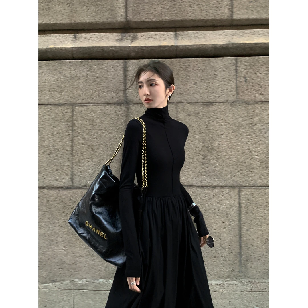 赫本风设计感小黑裙女秋装2025新款高级感显瘦收腰高领打底连衣裙