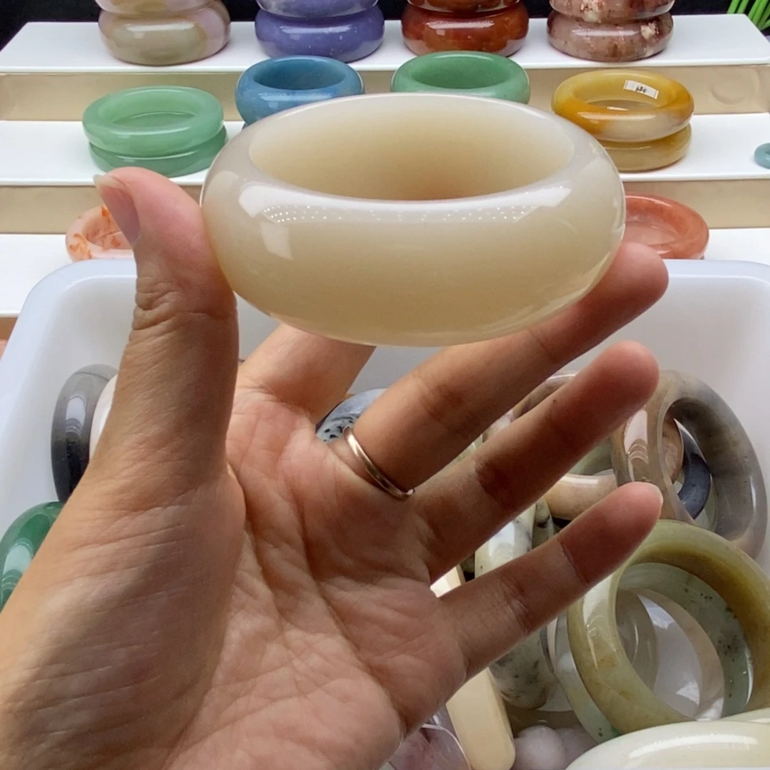 石英岩玉未镶嵌手镯