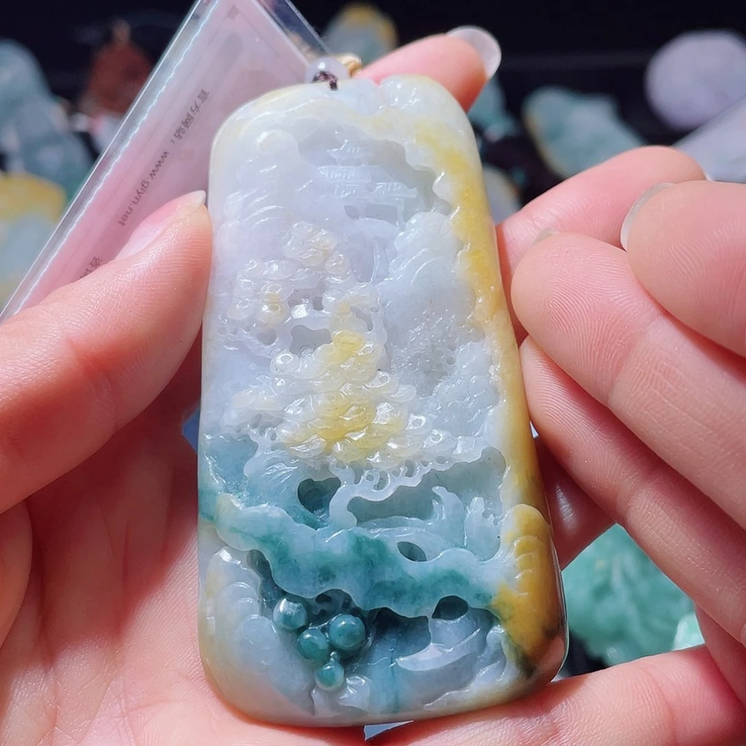 翡翠未镶嵌颈饰一个