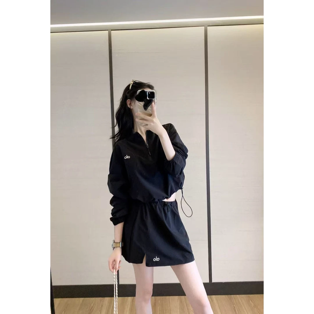 休闲运动风防晒服套装女夏舒适百搭轻薄冲锋衣上衣短裤黑色两件套