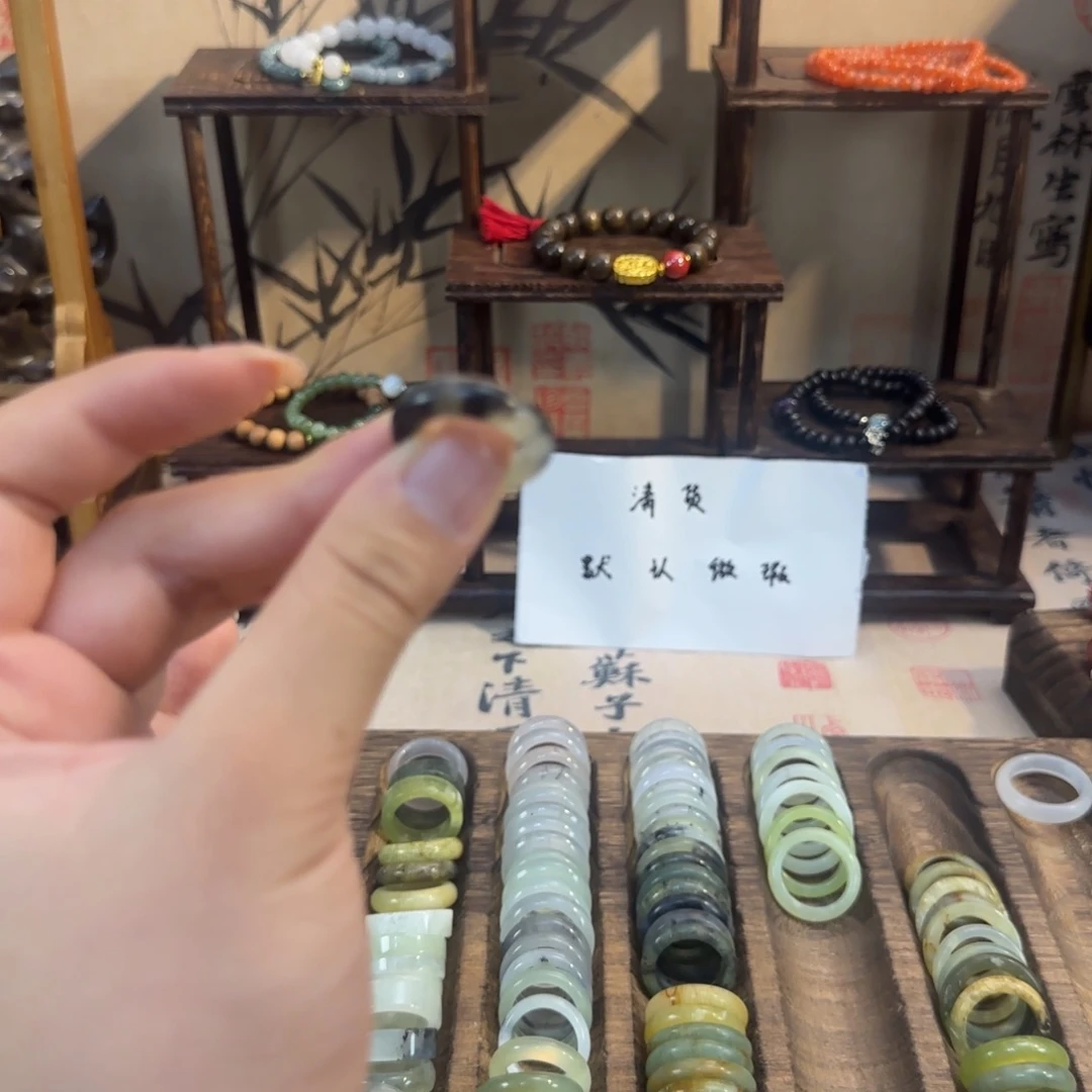 蛇纹石玉颈饰合金