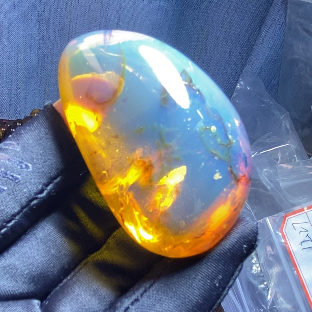 未镶嵌琥珀裸石……