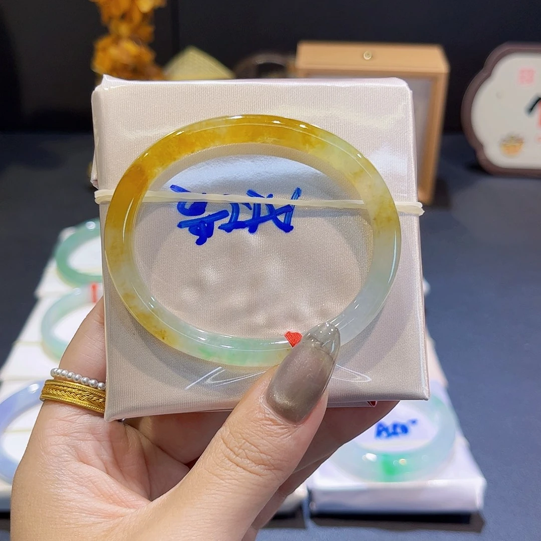 翡翠手镯未镶嵌翡翠手镯