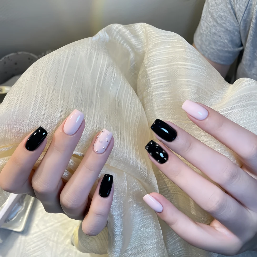 2025春夏新款纯色简约手工穿戴甲纯黑粉显白精致银珠短款美甲贴片