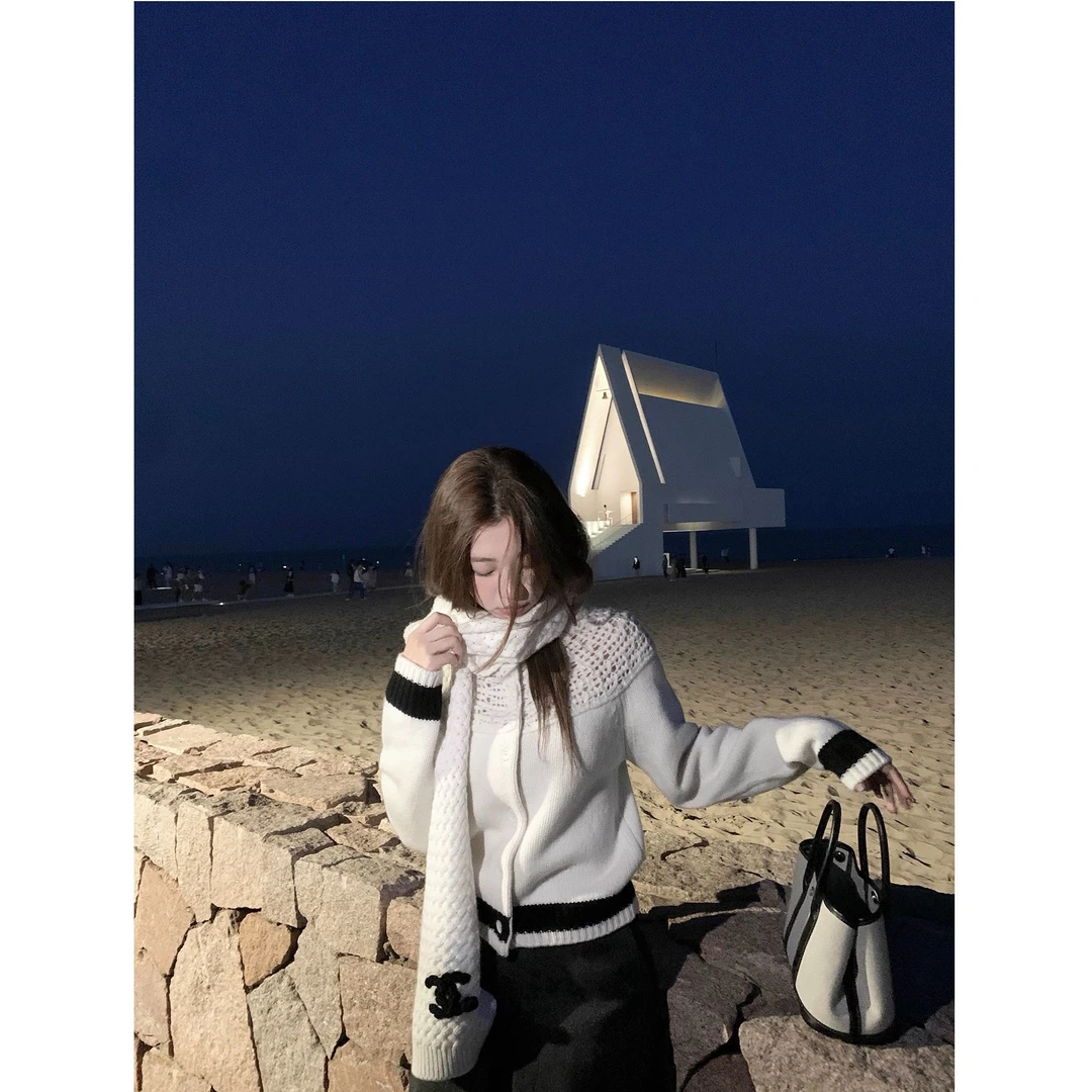 费尔岛回忆 黑白拼色镂空设计感毛衣开衫AY2042