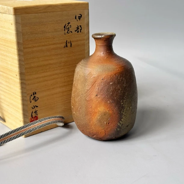 伊势崎阳山.德利小花器.高13.口宽2.8.日本备前烧