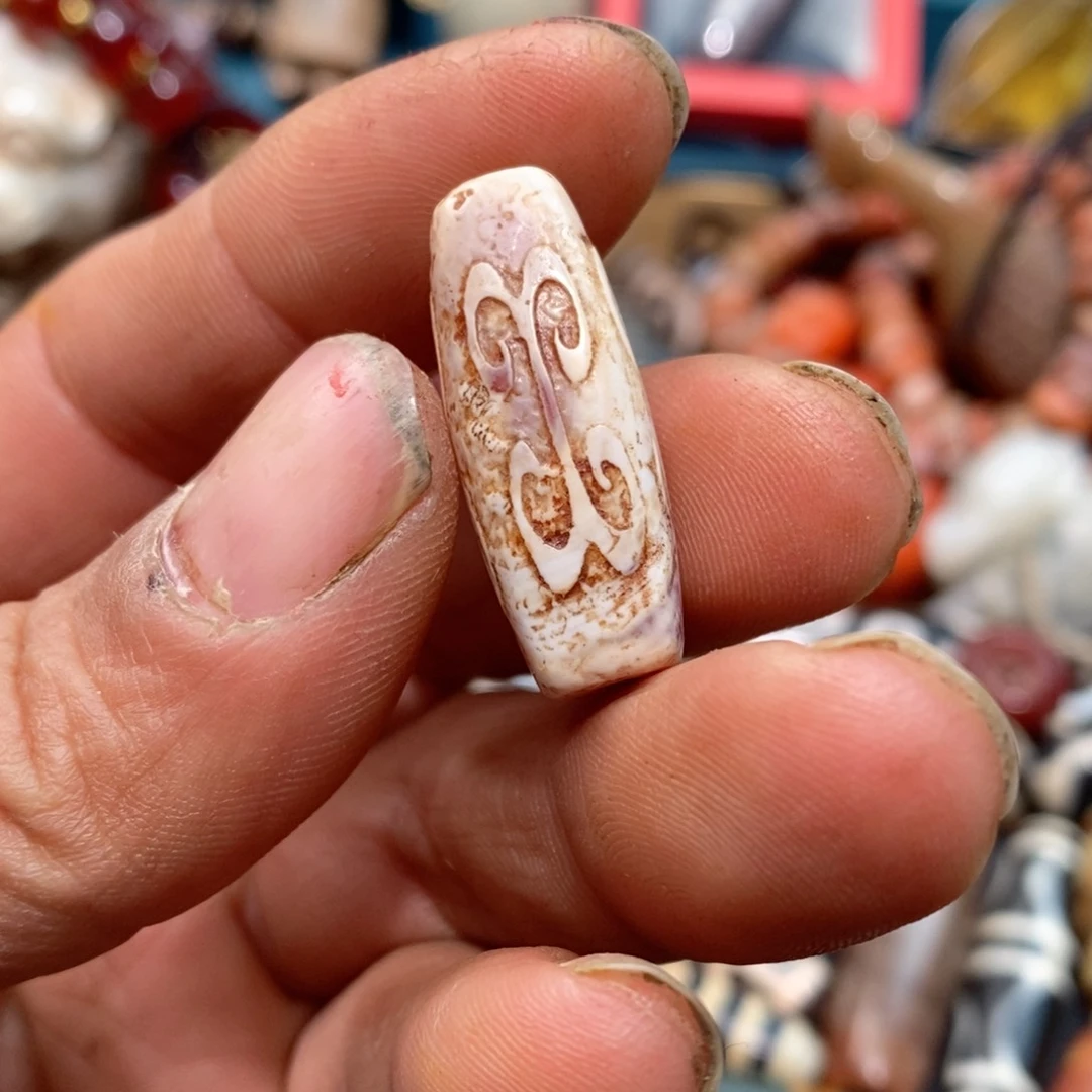 DIY琉璃珠子的颜色是蓝色和白色