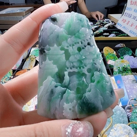 翡翠未镶嵌颈饰一个