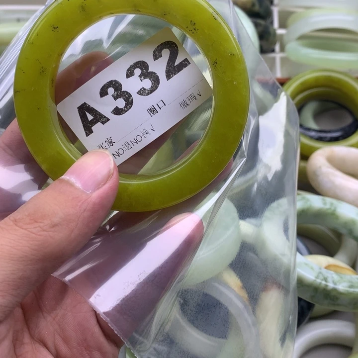笨***笨未镶嵌蛇纹石玉手镯