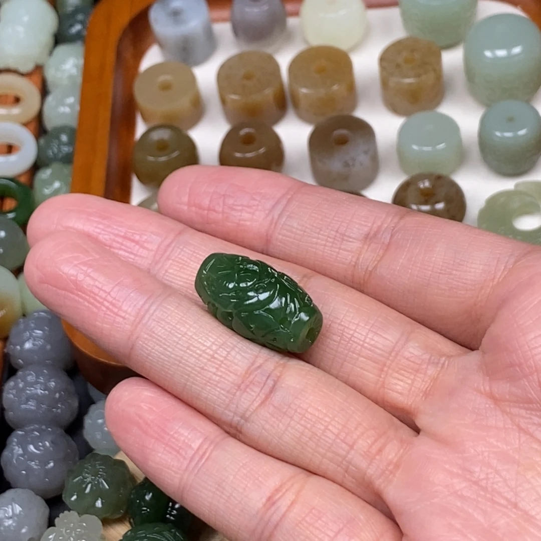 小***六和田玉未镶嵌颈饰