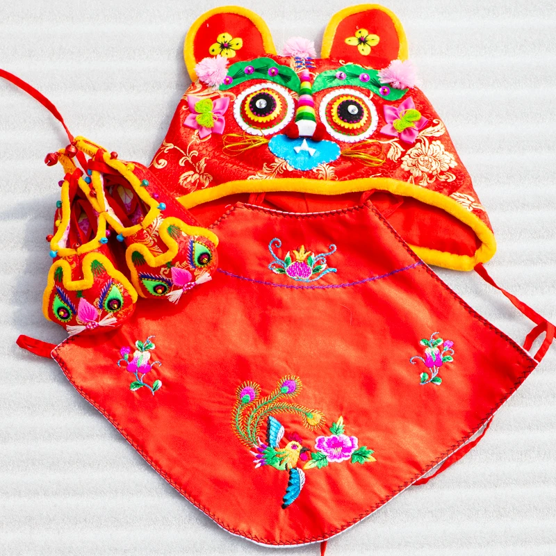 中国风手工刺绣婴儿兜兜宝宝满月围兜新生儿肚兜虎头帽虎头鞋幼儿