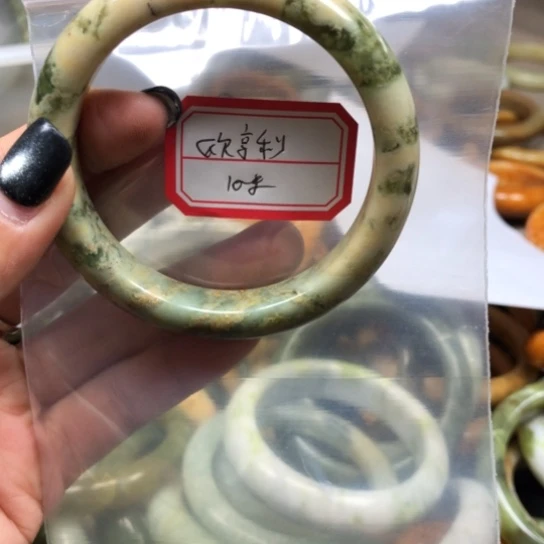 未镶嵌蛇纹石玉手镯欧*利